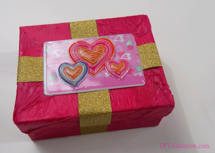 Did you wind up buying a gift card at the last minute? Dress it up a little with this easy DIY Valentine gift card box quickly and easily!