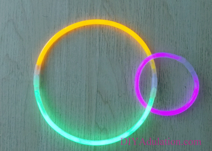 Looking for a quick and easy game for your next party or family night? Find out how to play glow stick tag and snag a free printable of the rules!