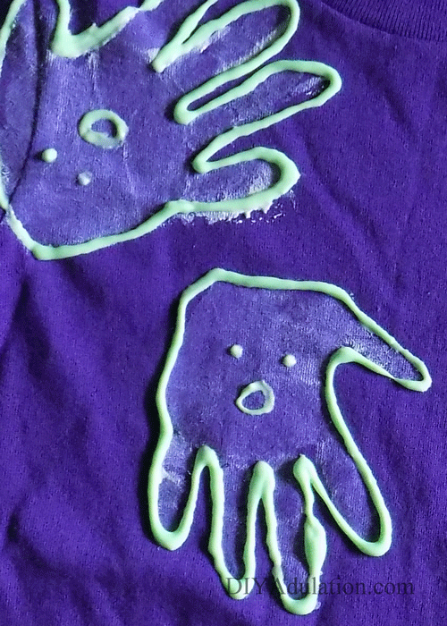 Glow in the Dark Ghost Handprint Shirt for Kids: Pair this easy craft with any of your favorite Halloween movie for a fun and festive family movie night!