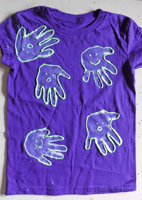 Glow in the Dark Ghost Handprint Shirt for Kids: Pair this easy craft with any of your favorite Halloween movie for a fun and festive family movie night!