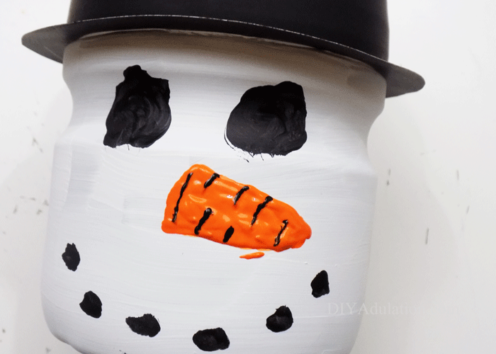 Give your treats a festive home for the holidays with this adorable upcycled snowman treat jar :: the perfect inexpensive holiday hostess gift!