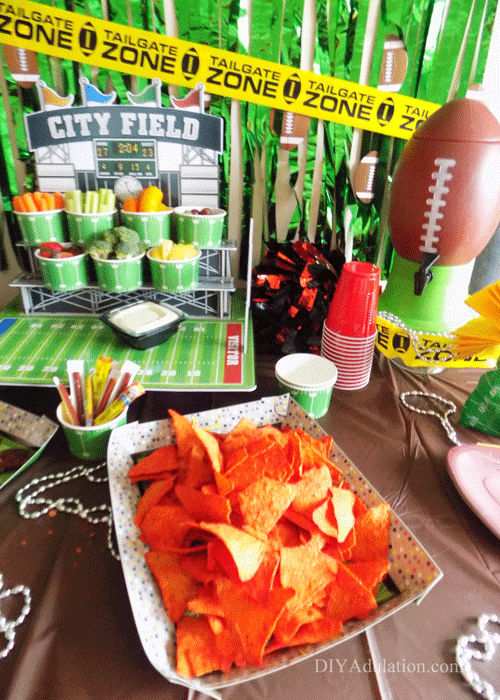 Save money and celebrate the big game with these easy tips to throw a Super Bowl party on a budget. Spoiler: it starts with shopping at the right place and getting creative! #ad